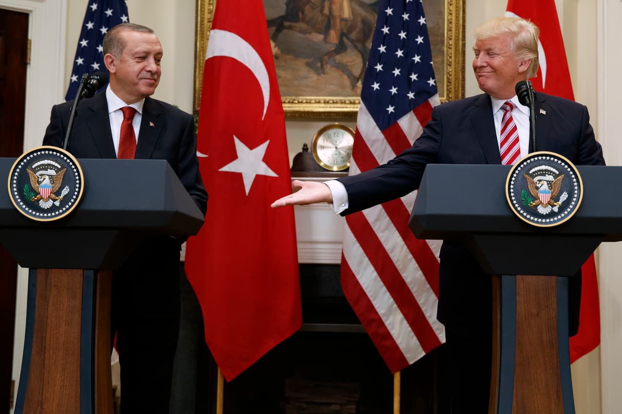 <b>Saludos a Erdogan</b>. El presidente Donald Trump extiende la mano para saludar a Recep Tayyip Erdogan, presidente de Turquía, en la Sala Roosevelt de la Casa Blanca.16 de mayo de 2017.