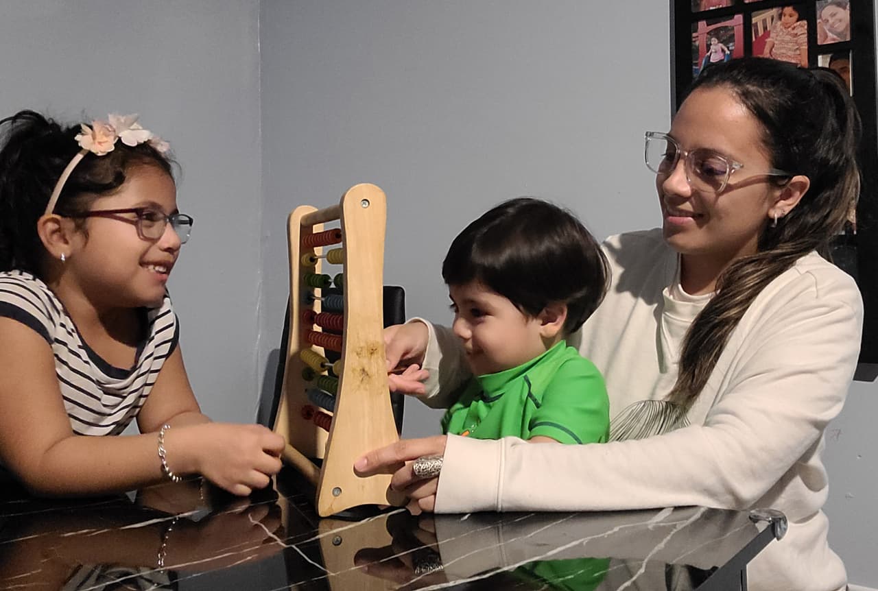 Latino Families Lead the Way in STEM Learning at Home con Dulce Sazón—with Help from Their Pequeños Metiches
