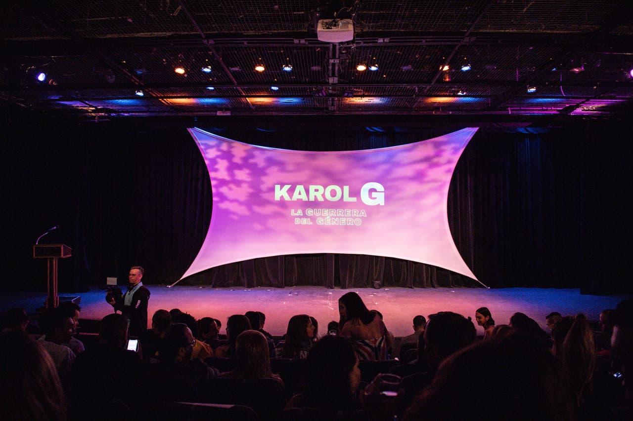 Así lucía el teatro minutos antes de la proyección del documental.