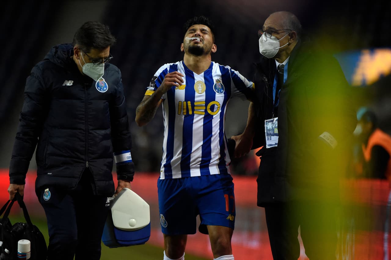 ¡Alarmas en Porto! Tecatito se lesiona y afición culpa al DT