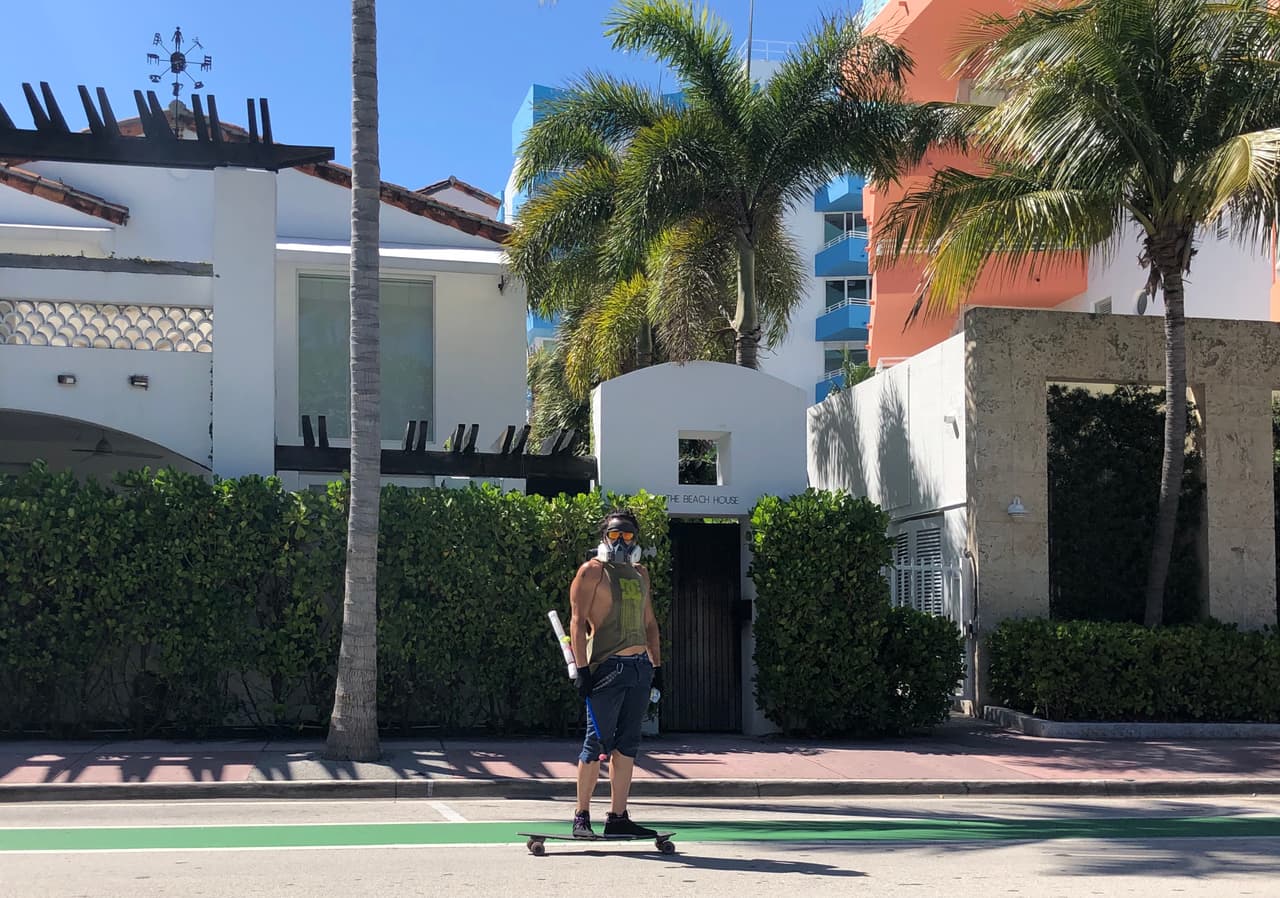 Otros salen a las calles a hacer deporte, protegiéndose del covid-19 con máscaras.