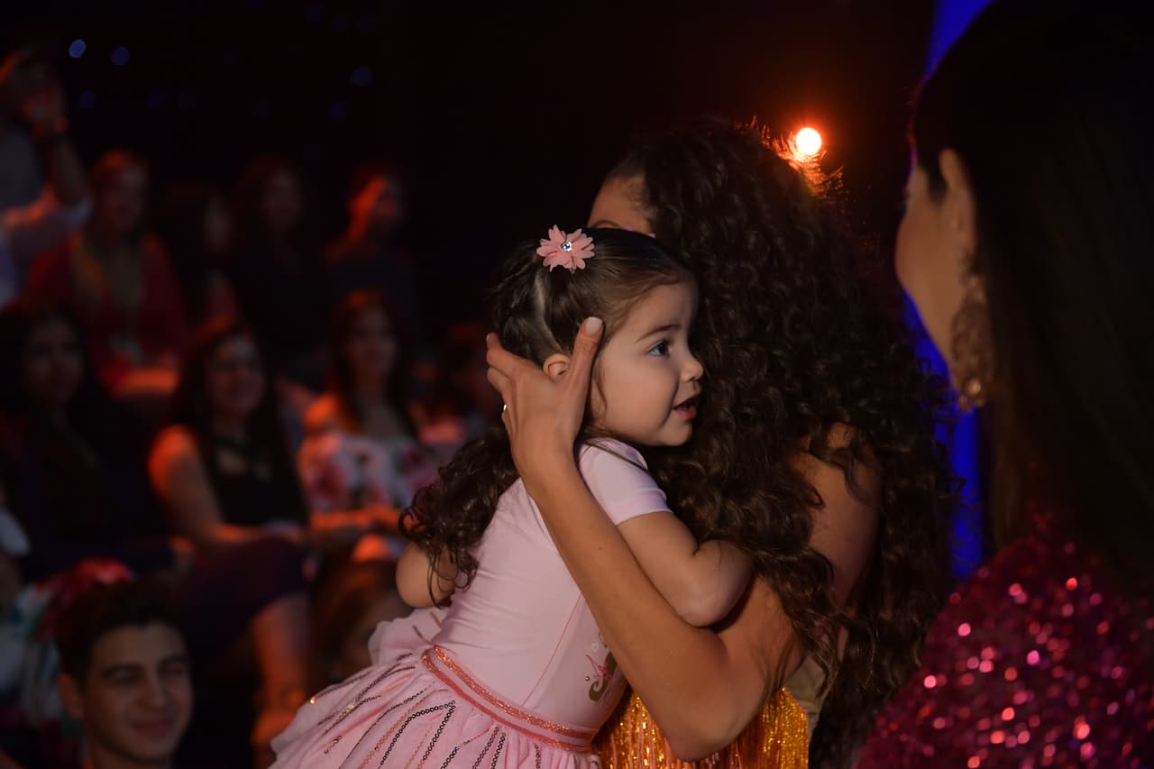 No es extraño que Ana Patricia esté acompañada en el trabajo por su pequeña hija, por lo que Mira Quién Baila no podía ser la excepción.