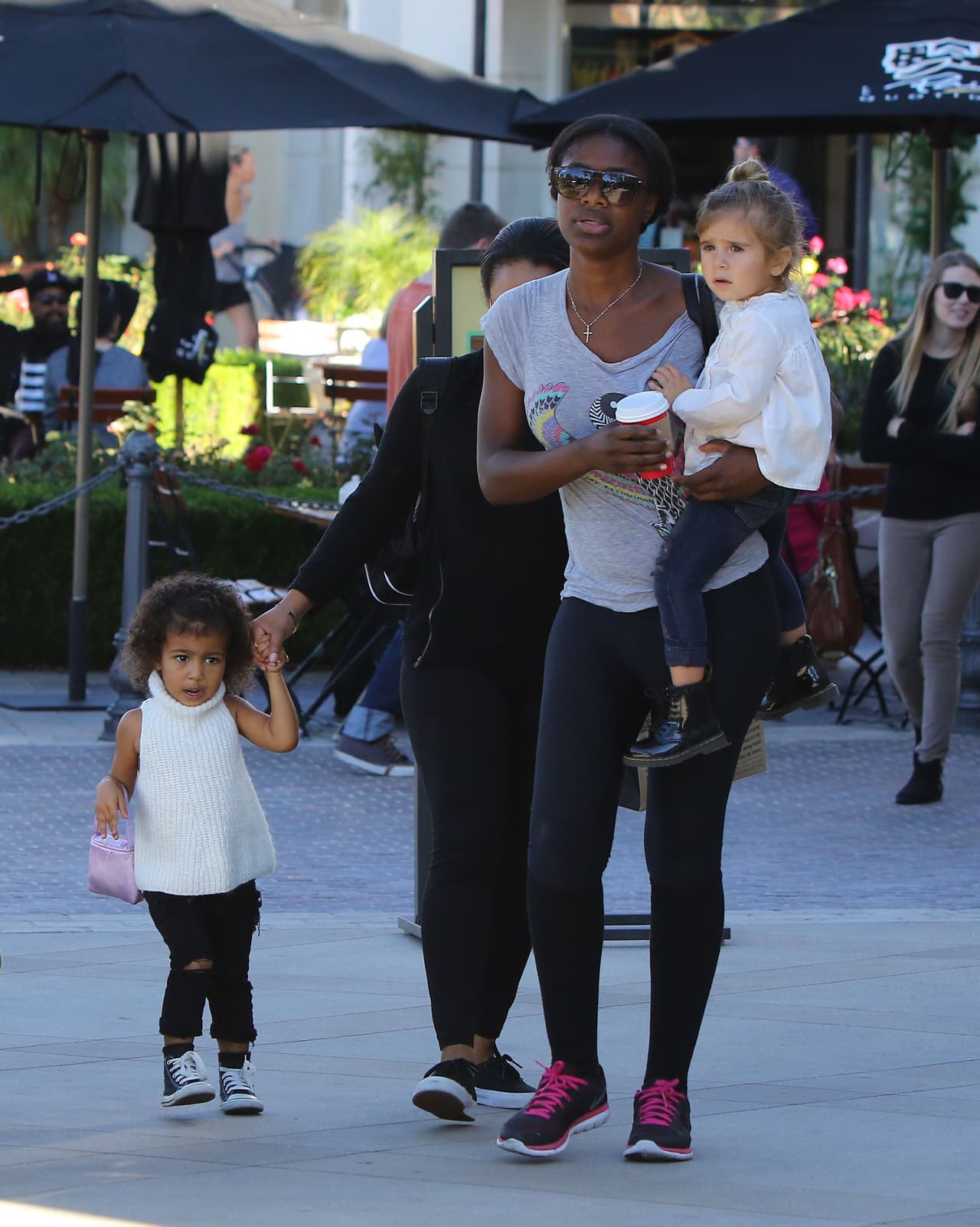 Minutos después Nori dejó de quejarse por la tela de su blusa y siguió caminando.