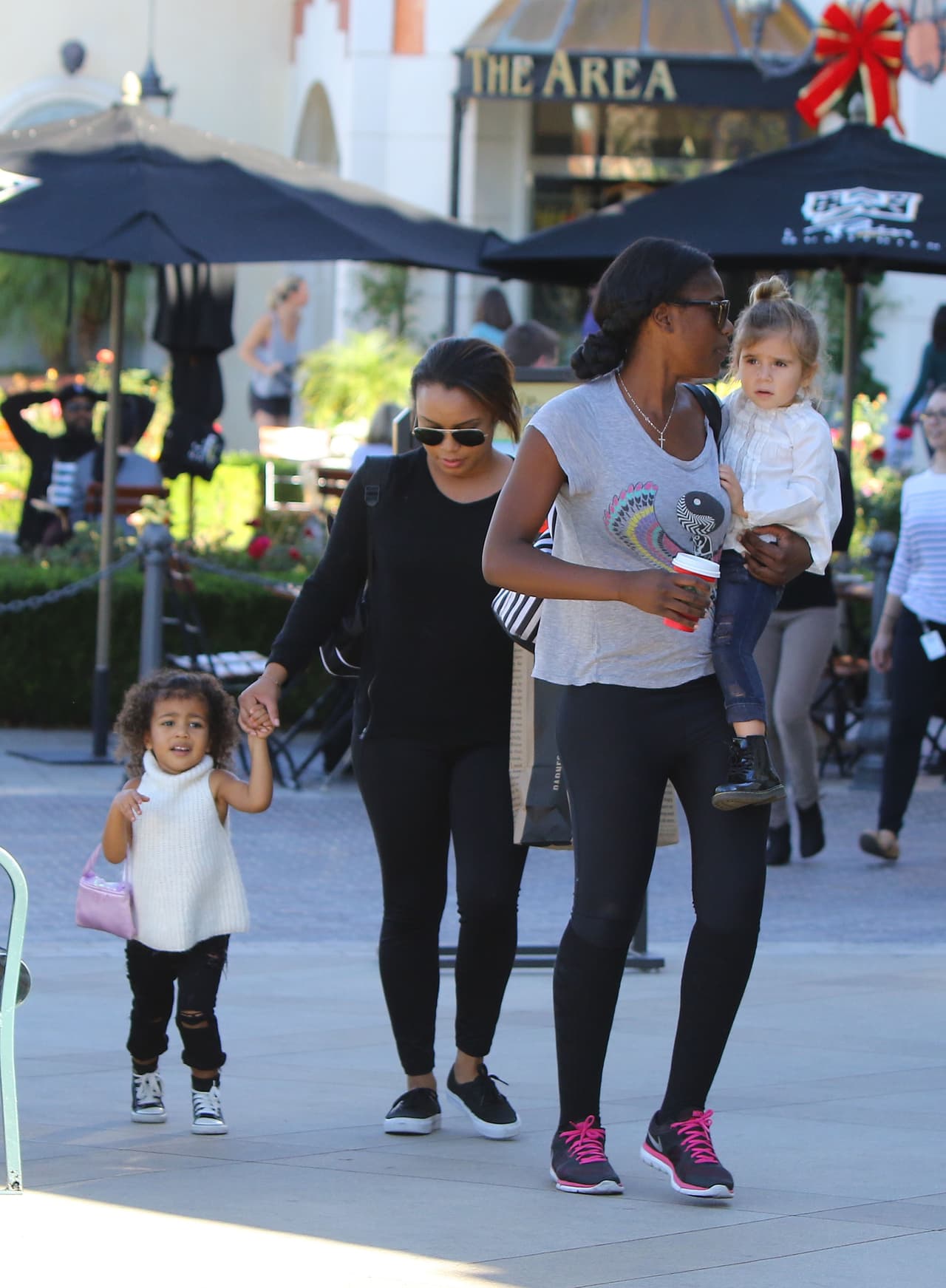 Portaba su bolso como toda una diva.