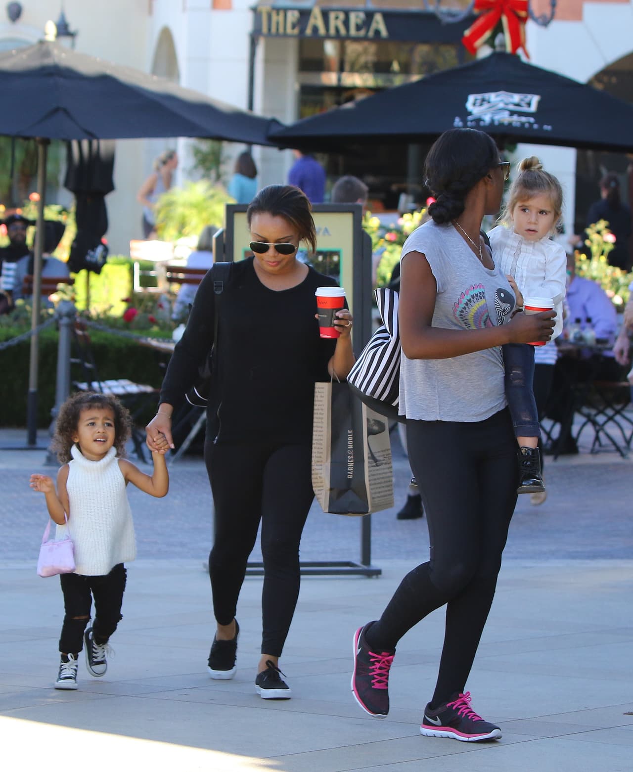 Además de Nori, ellas llevaron en brazos a su prima Penelope, hija de Kourtney.