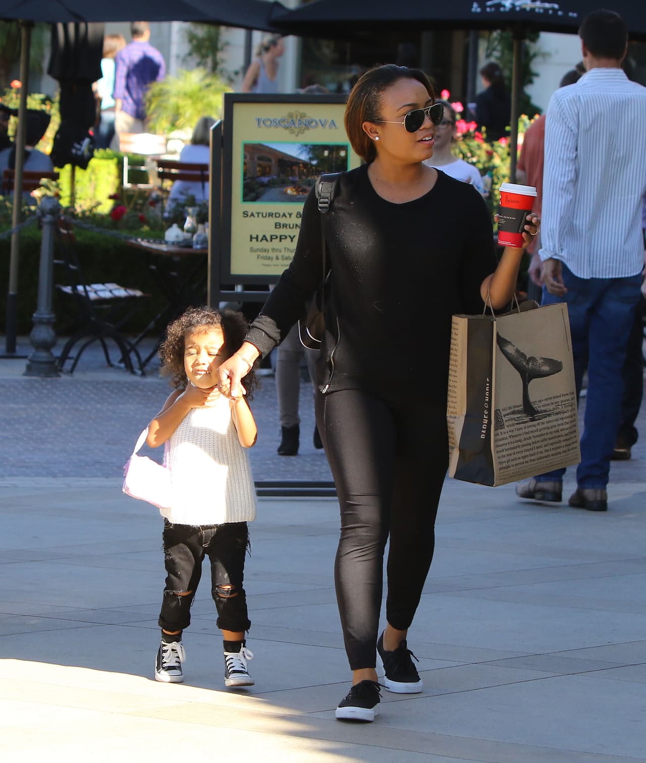 ¿Qué habrá decidido llevar a casa mientras estaba de compras la pequeña 'celebrity'?