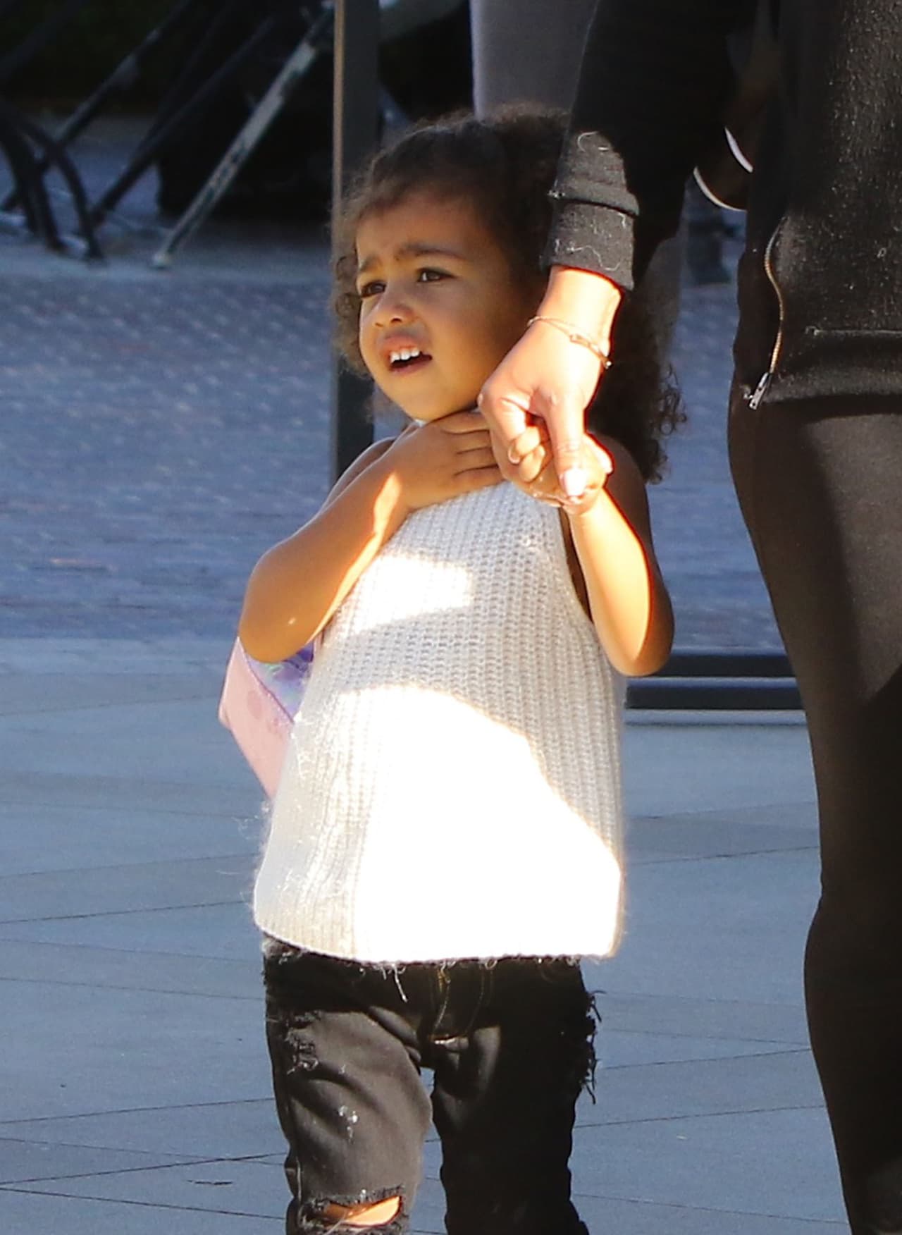 La hija de Kim Kardashian fue captada de la mano de sus nanas con un lindo bolso rosa.