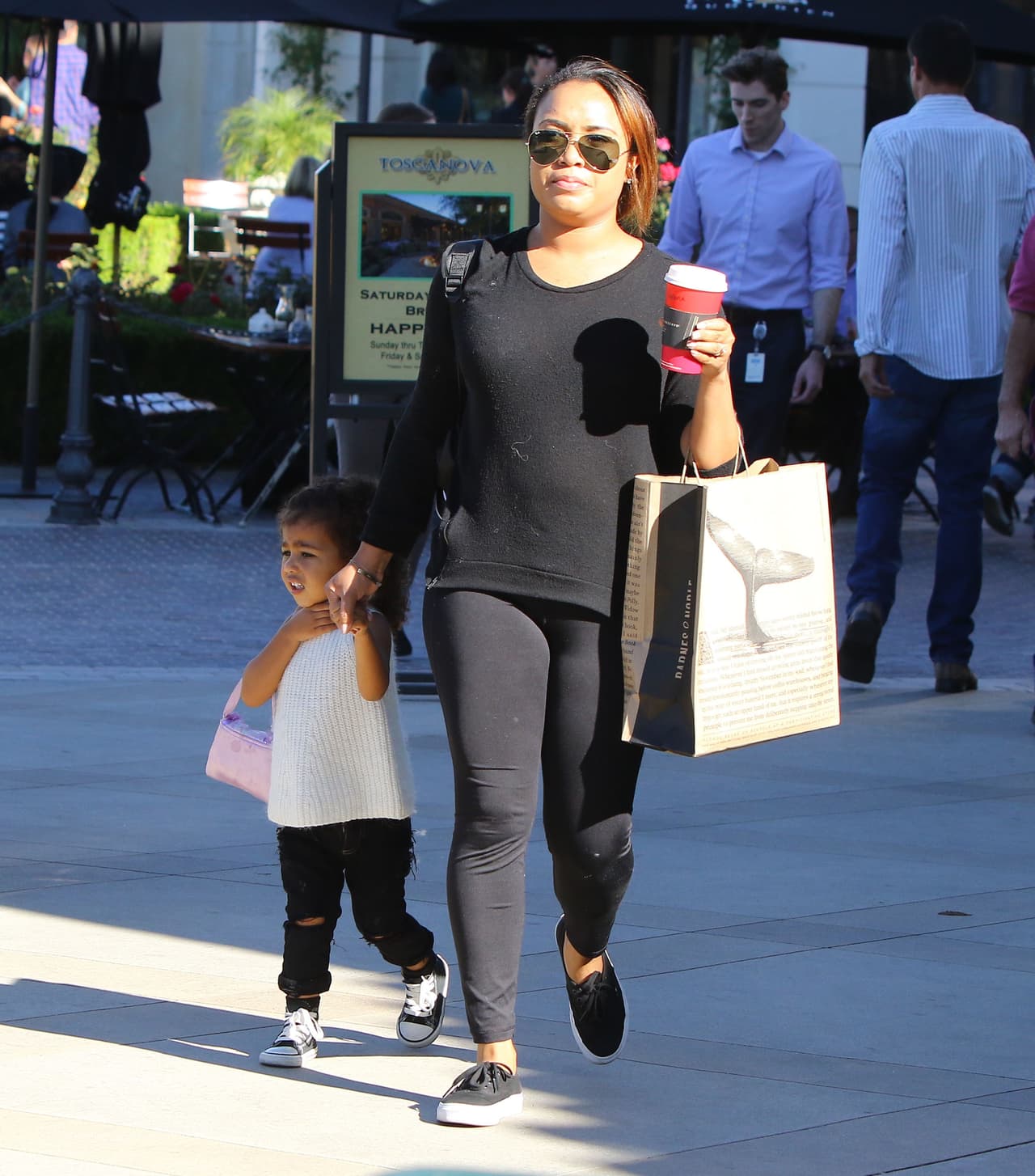 Nori lucía un atuendo en blanco y negro y puso el toque chic en el bolso rosa.