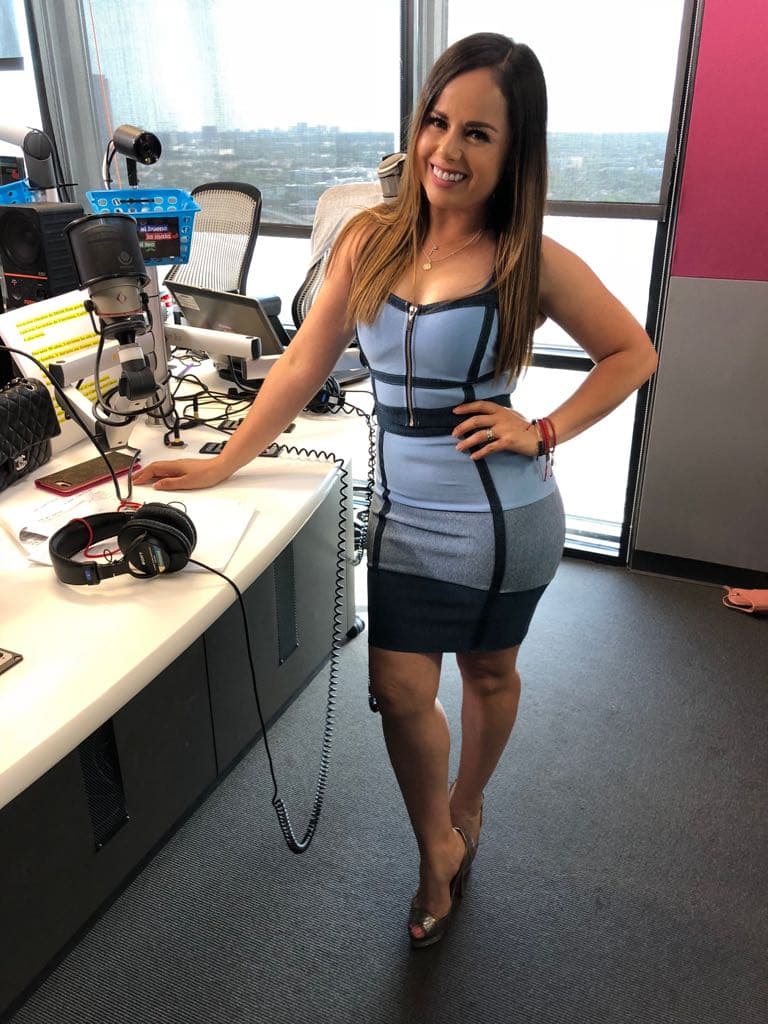 Lorena odia los tacones y aunque en su licencia de conducción ella registra cinco pies de estatura, prefiere los tenis por su comidad.