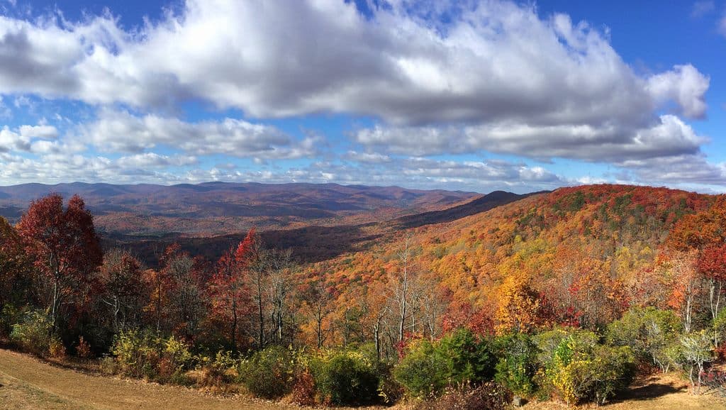 <b>Amicalola Falls State Park & Lodge (Dawsonville)</b>
<br>
<b>Sitio web</b>: 
<a href="https://www.amicalolafallslodge.com/">https://www.amicalolafallslodge.com/</a> 
<br>
<a href="https://maps.app.goo.gl/dHF1MGpc4mJZVWww7"><b>Cómo llegar</b></a>
<b> </b>
<br>
<br>A solo una hora al norte de Atlanta encontrarás la cascada más alta del sureste de Estados Unidos. Un camino corto y llano conduce a un paseo marítimo que ofrece las vistas más espectaculares. También hay un mirador de fácil acceso en la cima. Para un desafío más difícil, comienza desde la base de las cataratas y sube las empinadas escaleras.