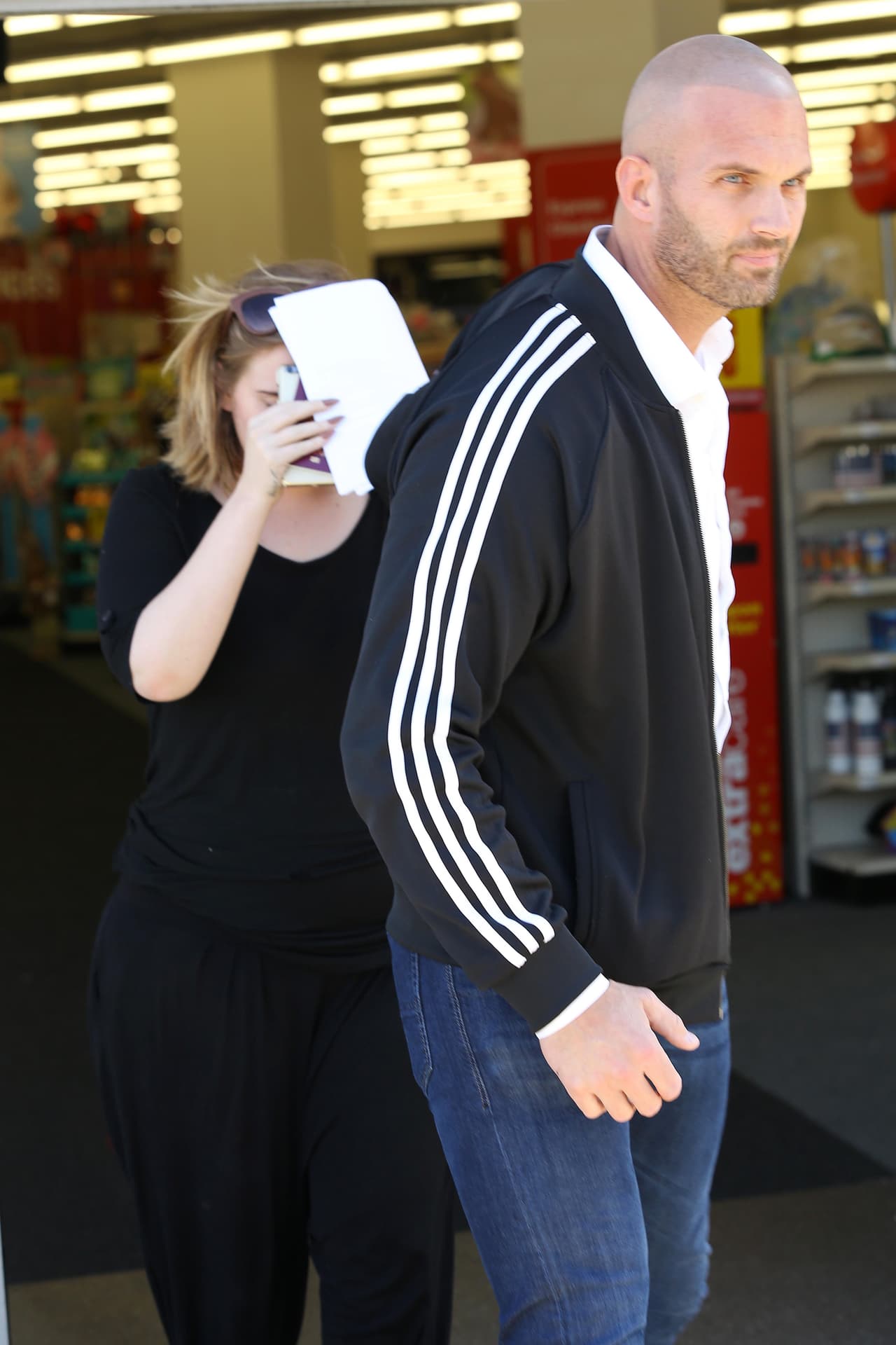 Por supuesto, su adorado guardaespaldas la acompañó