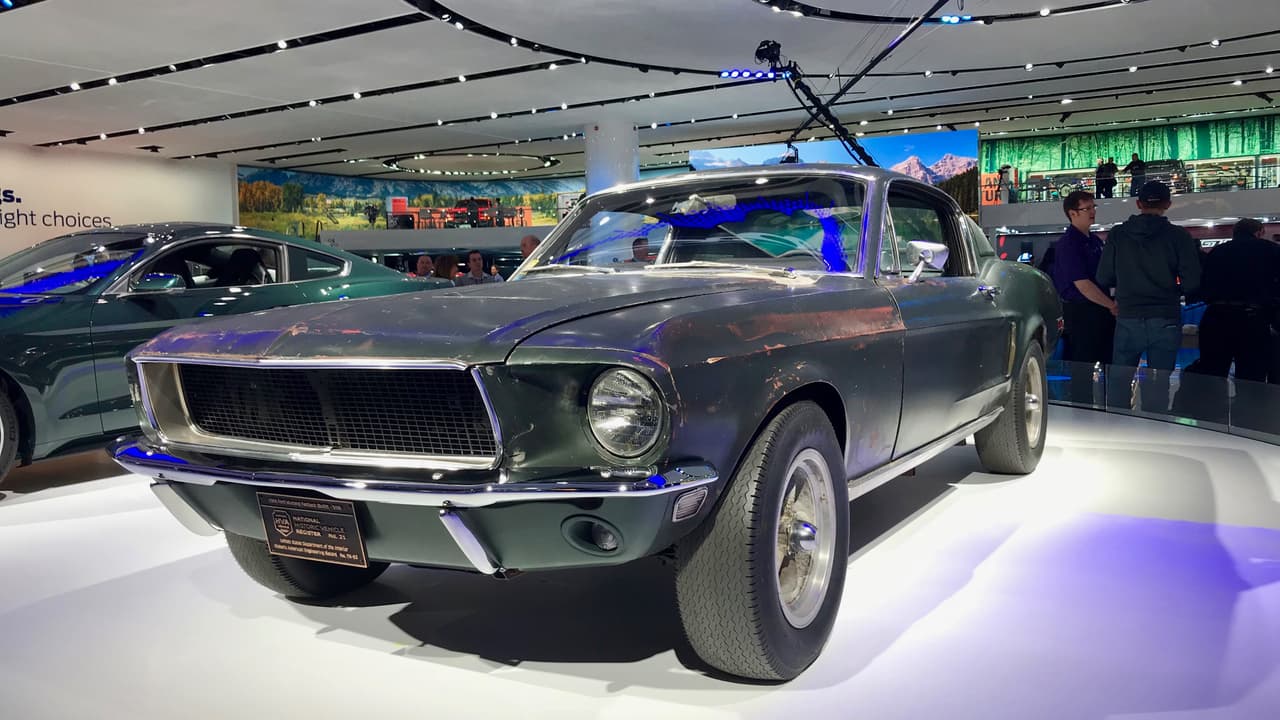 <h3 class="cms-h3-H3">Estrellas de cine de cuatro ruedas.</h3>
<br>
<br>Agradecemos a Ford el esfuerzo en localizar uno de los dos 
<b>Ford Mustang GT 2+2 fastback 1968 </b>utilizados en la filmación de Bullit. Si ven la foto por cuidado podrán ver unas barras huecas en el chasis del auto utilizadas para instalar las cámaras de cine.