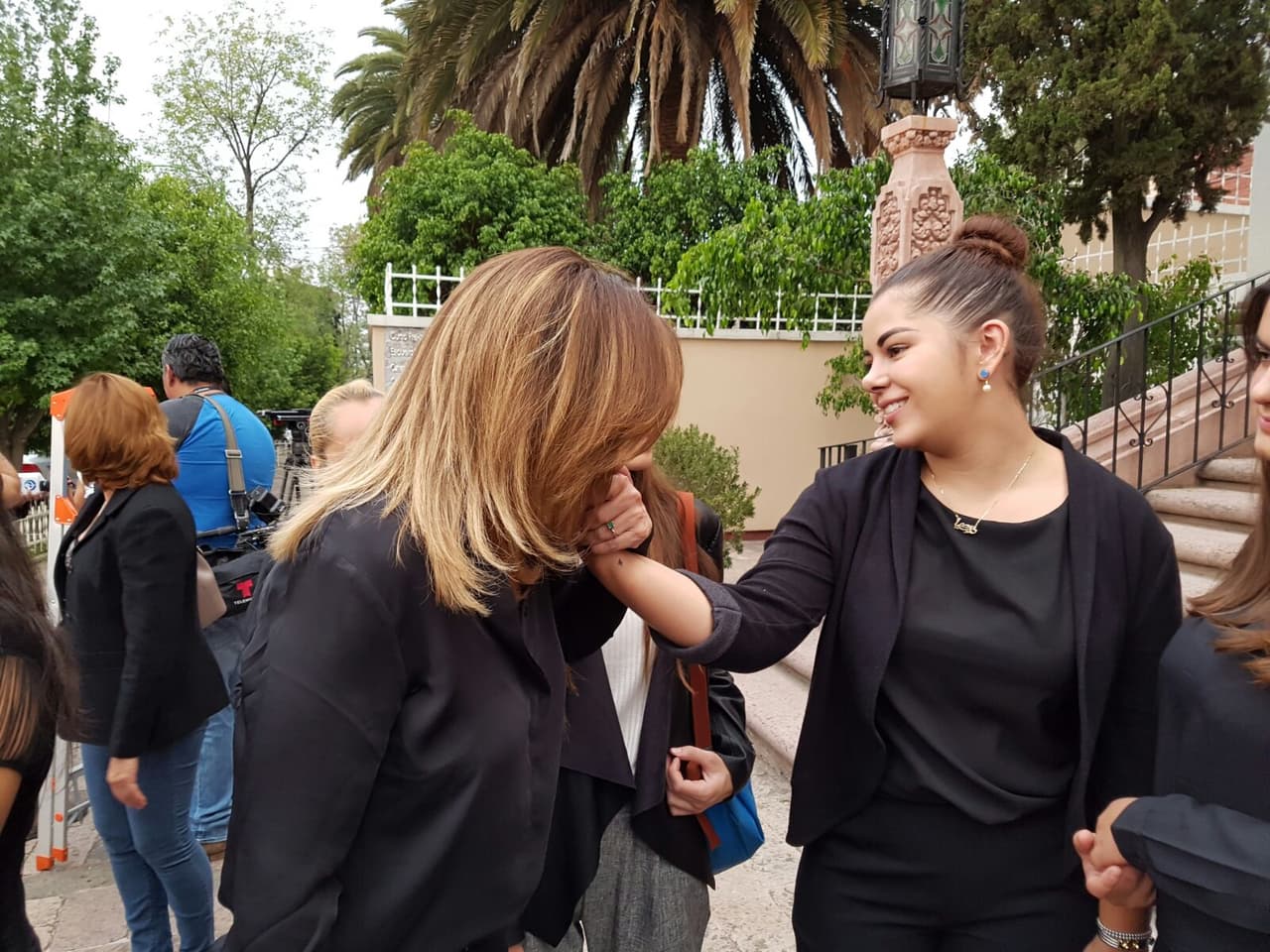 La viuda del hijo de Cantinflas, 
<b>Tita Márbez,</b> llegó puntual y recibió apoyo por parte de amigos y familiares.