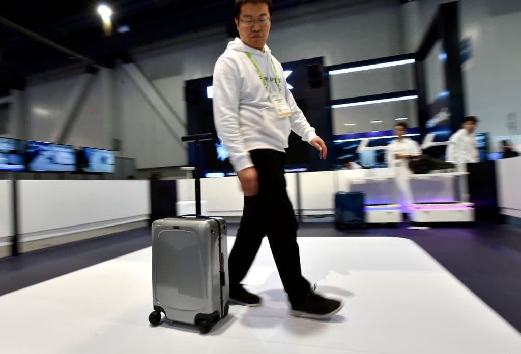 Para los viajeros frecuentes ya existen las maletas inteligentes con control de seguridad y localizador. Además ya no tendrás que arrastrarla, pues se desplazará a tu lado mientras caminas por el aeropuerto.