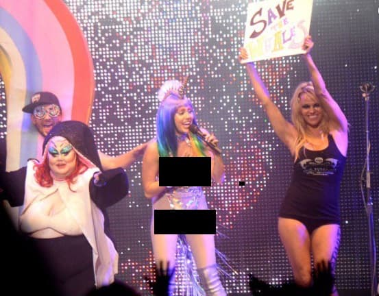 Miley Cyrus, con todo y topless, cerró su denominado 'Dead Petz Tour' y decidió subir al escenario con la mismísima Pamela Anderson.