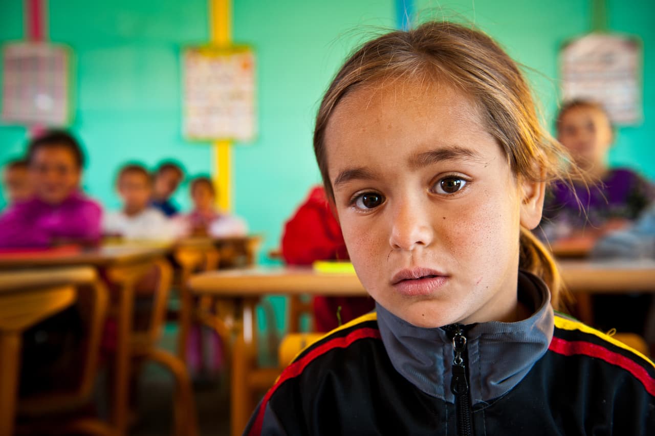 Niños y niñas de todos los orígenes étnicos pueden ser vulnerables a los estereotipos y los efectos nocivos de estos en el desarrollo intelectual y emocional.