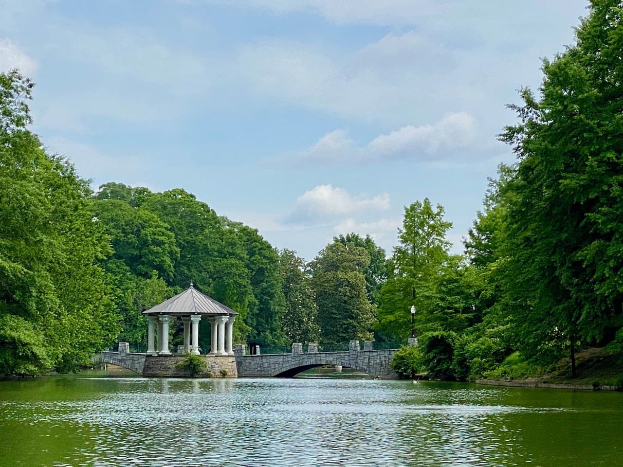 <b>VE A PIEDMONT PARK</b>: En Piedmont Park en Atlanta, los niños pueden jugar en una obra de arte o en el restaurado Noguchi Playscape con toboganes, columpios y balancines. Lleva a tu mascota a divertirse sin correa en el área del parque para perros. Pasea por el lago Clara Meer y recorre los senderos a través de los espacios verdes del parque de 211 acres.