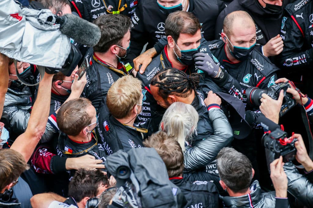 Lewis Hamilton consiguió sus 7 títulos empezando con el de 2008 que consiguió con la escudería de McLaren, posteriormente campeonó en 2014, 2015, 2017, 2018, 2019 y 2020 con Mercedes.
<br>