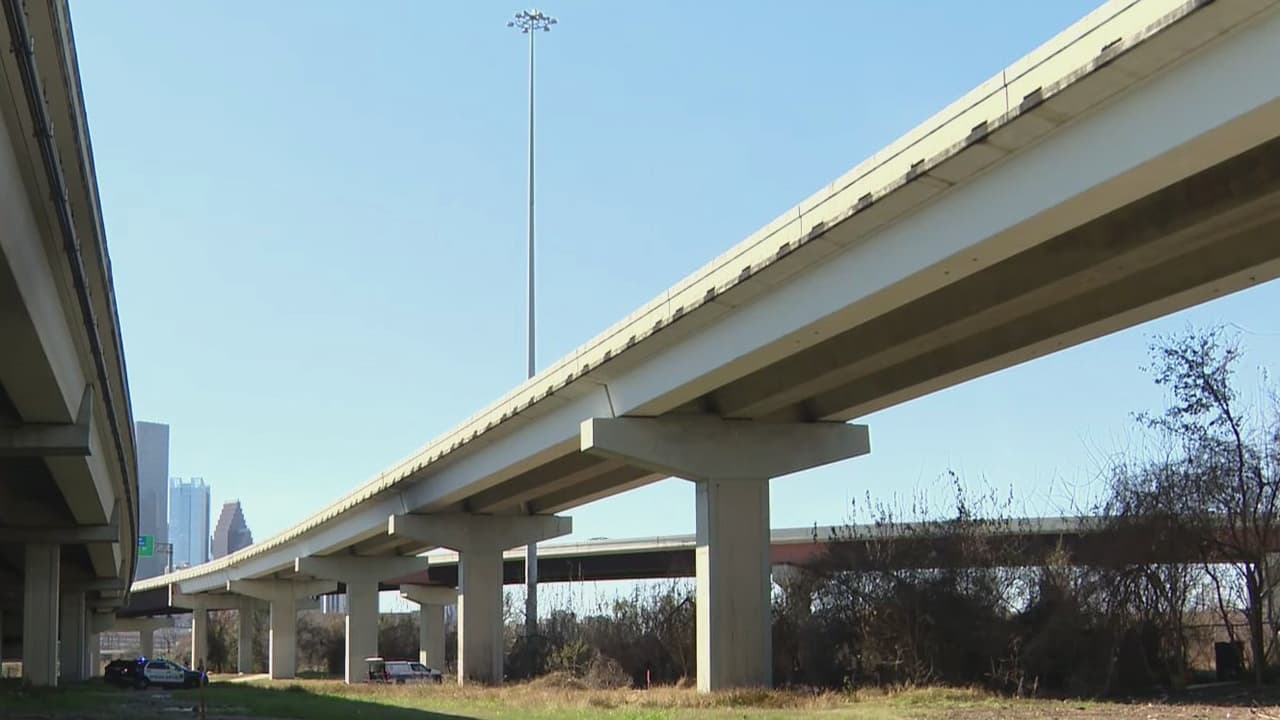 Policía investiga el hallazgo de un cuerpo debajo de un puente al norte de Houston