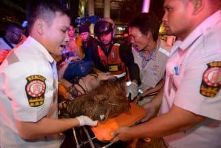 Equipos de rescate trasladan a una herida. 