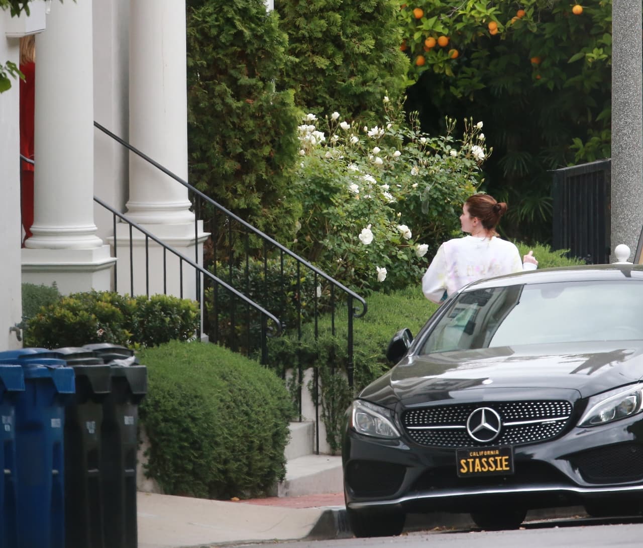 Llevando el pelo recogido, Kylie salió de casa de su amiga llevando una bolsa de papas fritas con sal, vinagre y una botella de agua, según indican los paparazzi.