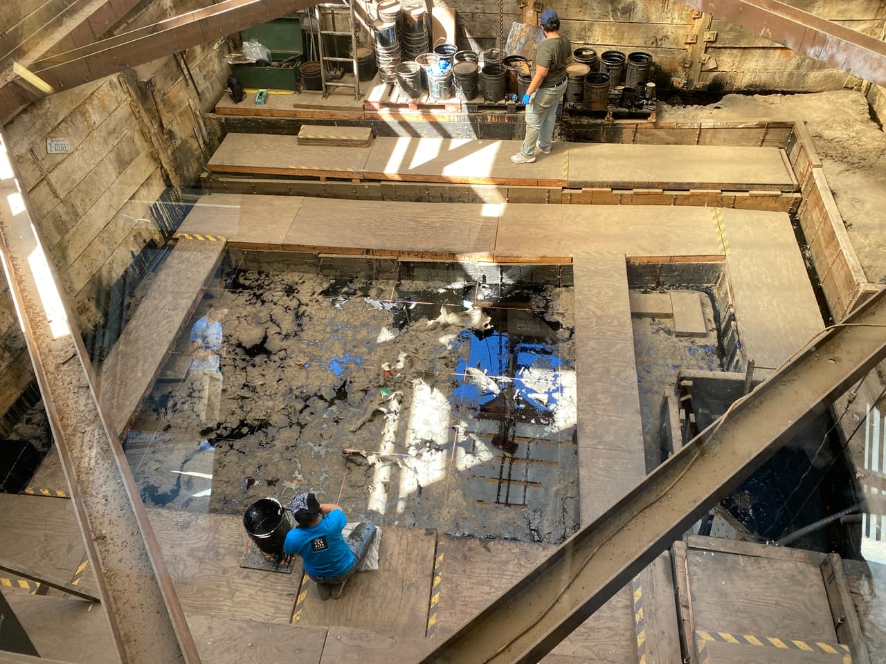 En varias fosas protegidas como estas, podrás ver cómo dentro del poso de asfalto, los científicos encuentran fósiles preservados, casi intactos, de animales que vivieron miles de millones años en la ciudad.