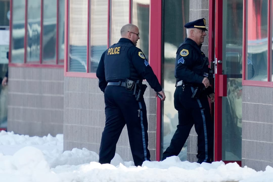 Tiroteo en escuela de Iowa deja al menos dos estudiantes muertos, informa la policía