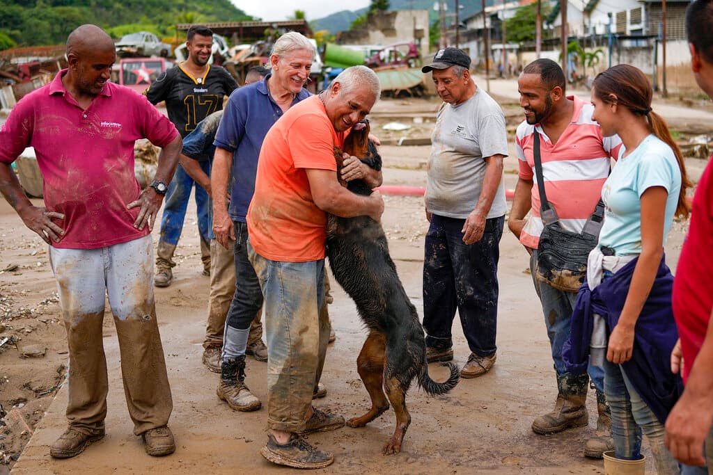 Este hombre se reúne con su perro que fue rescatado por los vecinos en el deslave de Las Tejerías.