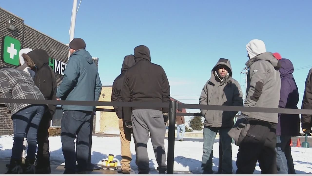 Cientos de personas hacen fila para adquirir marihuana recreativa por primera vez en Illinois
