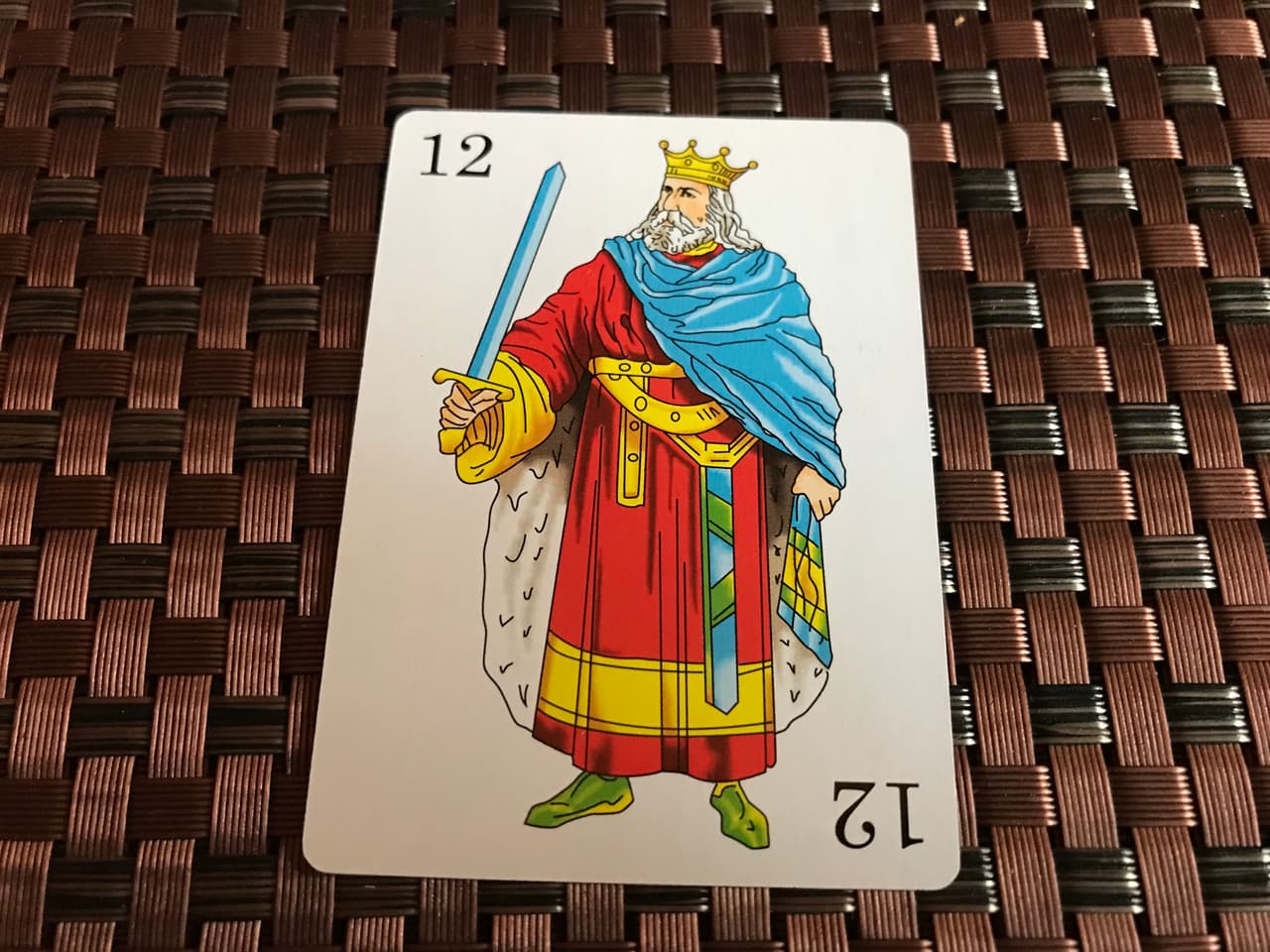 Finalmente, el 
<b>rey de espadas </b>es un hombre fuerte, autoritario, un líder inteligente y de carácter firme. Nos refiere a una figura de autoridad en nuestras vidas, pero no un padre o abuelo, sino de verdad alguien con poder, como un policía, juez, abogado, político con el que nos toparemos y tendremos un conflicto. ¡Cuidado!