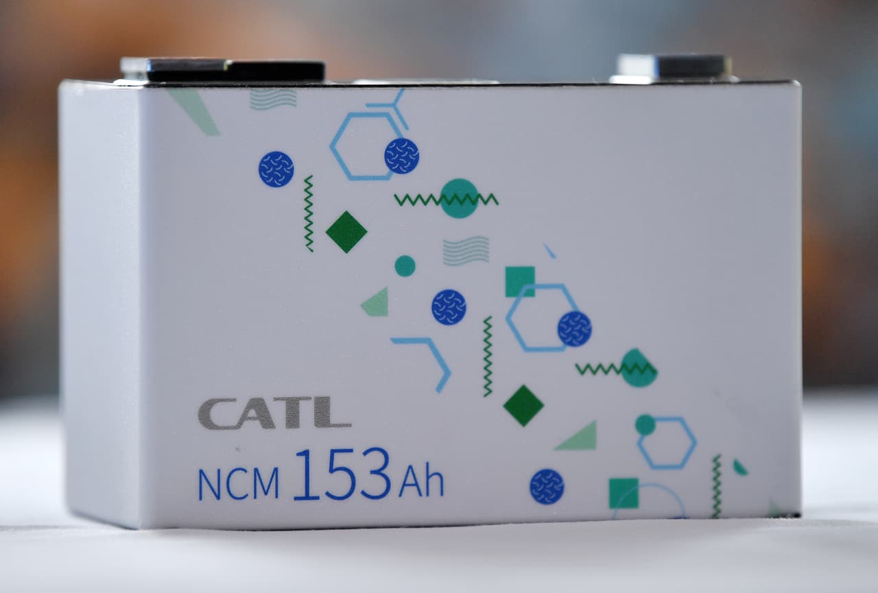 <b>CATL, fundada por Zeng Yuqun, Huang Shilin, Pei Zhenhua, Li Ping (China)</b>.
<br>
<br>Patrimonio neto: 61,600 millones de dólares.
<br>
<br>Riqueza “verde”: 60,700 millones de dólares.
<br>
<br>Esta compañía es el mayor fabricante mundial de baterías para vehículos eléctricos. Sus productos se utilizan en los autos Tesla, BMW y Volvo, entre otros.
<br>