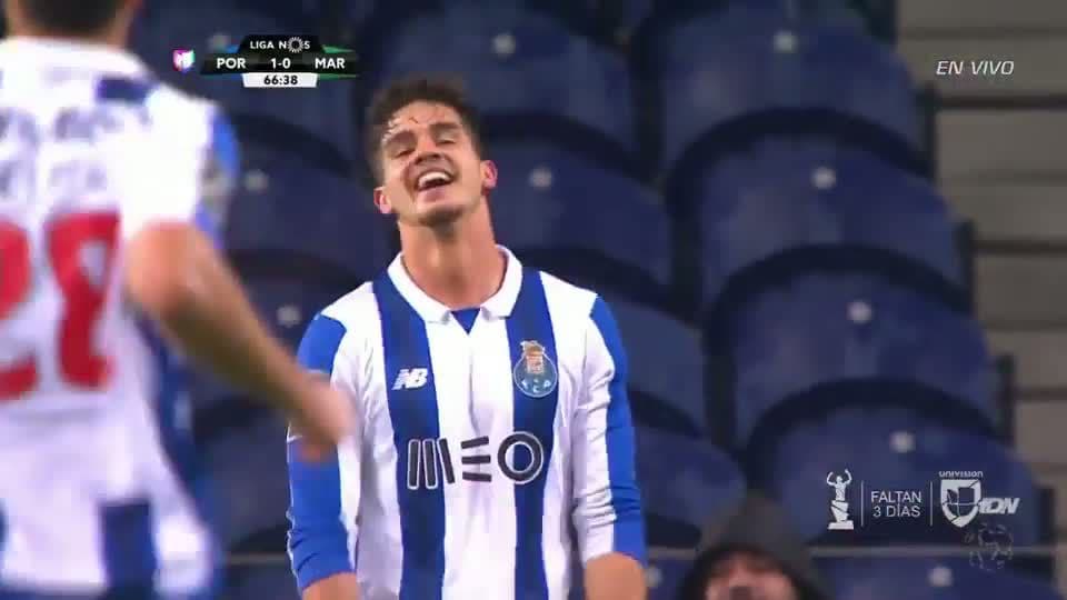 Goooolll!! Yacine Brahimi mete el balón y marca para Porto