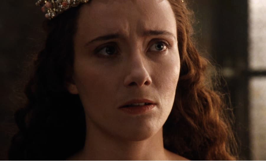 Y es que Thompson es conocida por sus dramáticas transformaciones en pantalla grande dependiendo de las necesidades de sus personajes. Así es como lucía cuando debutó en cine con el papel de 
<b>Katherine de Valois</b> en ‘Enrique V’ (1989).