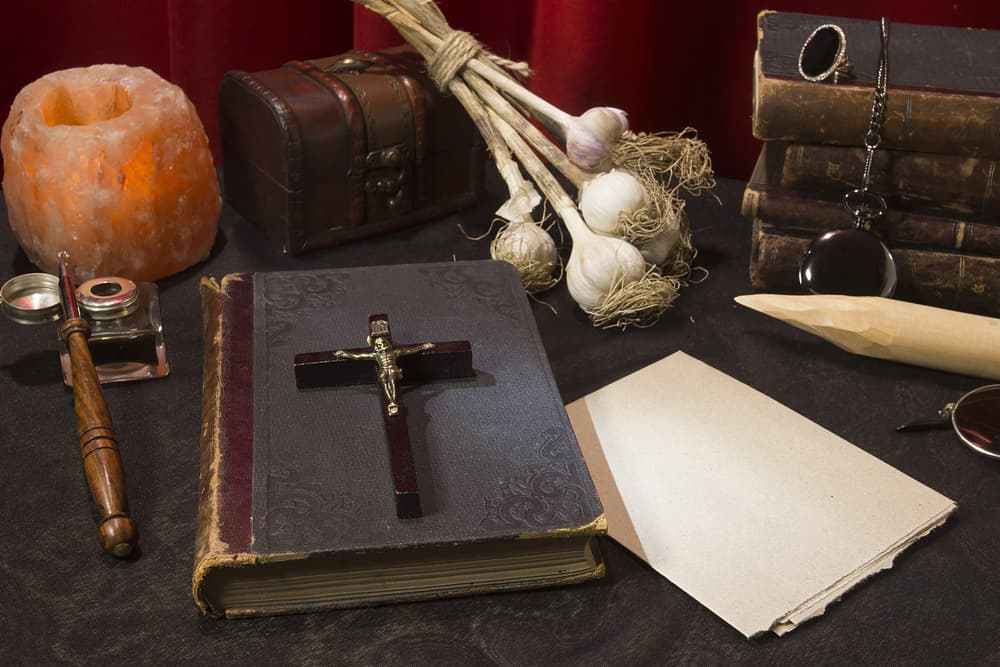 Para proteger a los pequeños de los ataques de este monstruo se acostumbra embarrar ajo en el cuerpo de los bebés y protegerlos con medallones de plata en el cuello, o también poniendo cruces, espejos o tijeras abiertas en cruz cerca de la cuna.