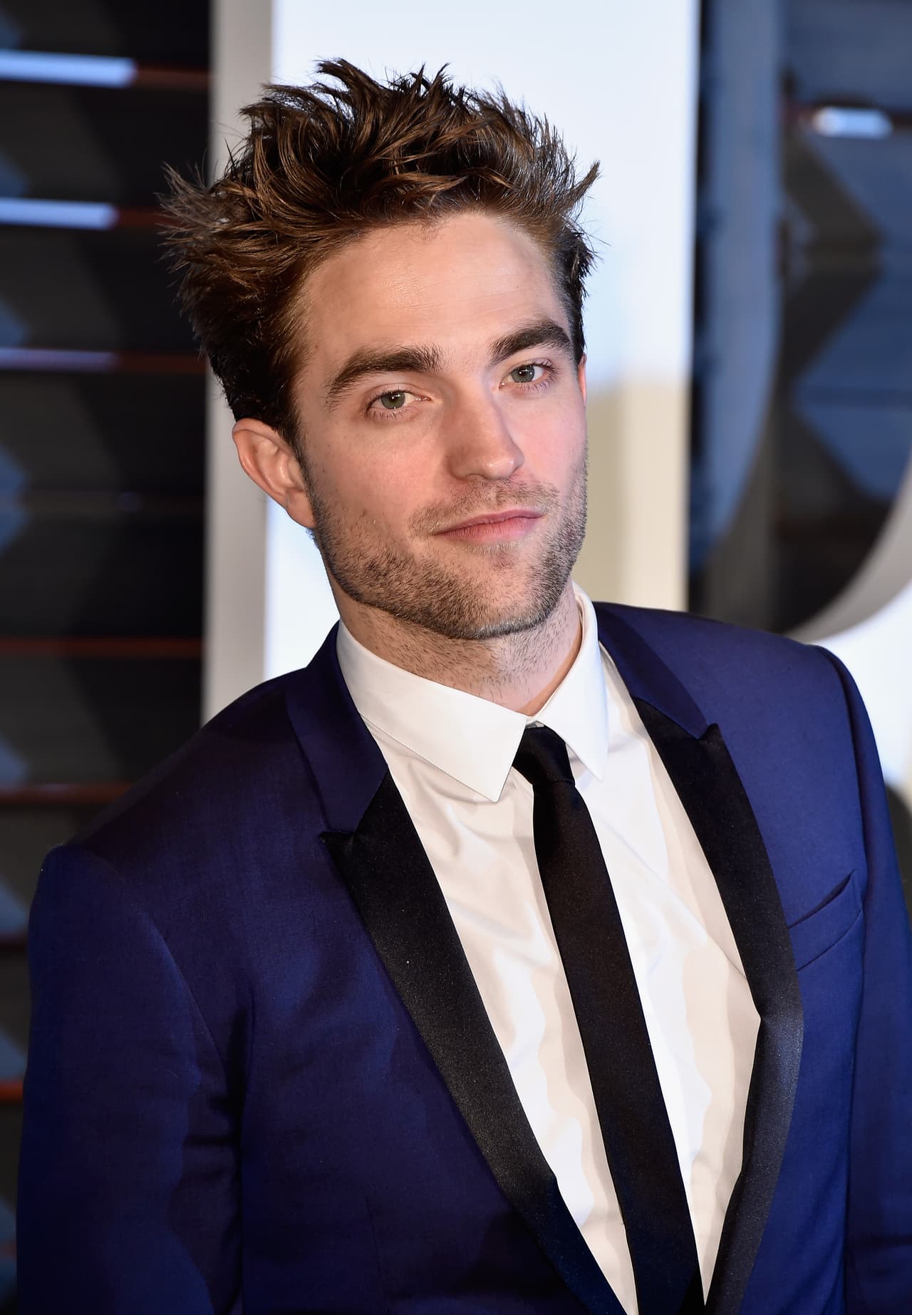 A Robert Pattinson le hubiera gustado ser rapero. ¿Te lo imaginas con accesorios con mucho 'bling bling'? ¡A comprar su disco!