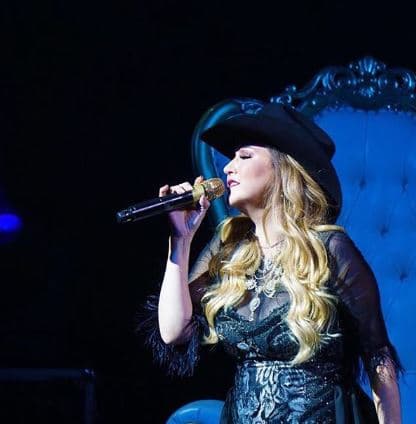 "Tengo dos opciones, pero ya me decidí por una", agregó sobre el enfoque en que se trabaja el escrito de su bioserie. 
<br>