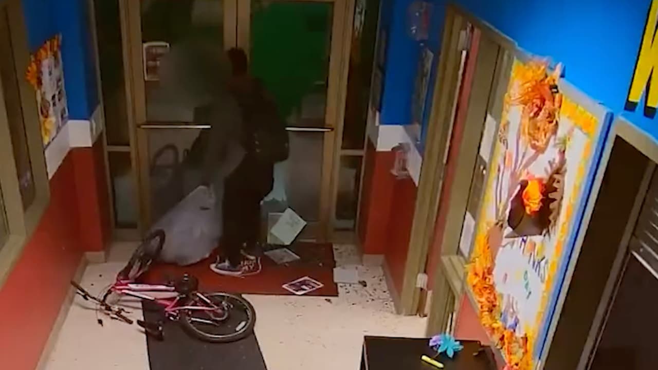 Video capta al 'Grinch' del Salvation Army; un sospechoso de robar regalos de Navidad de niños pobres