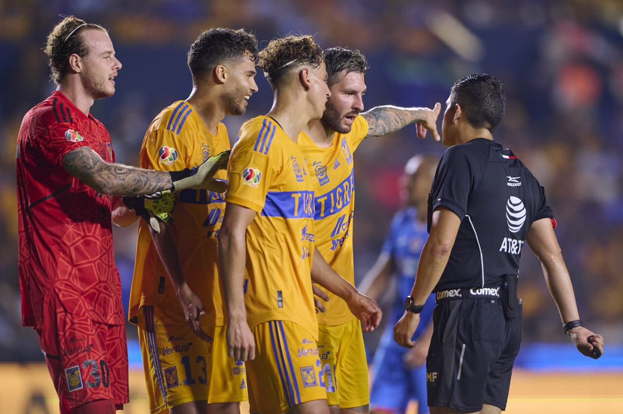 En la agonía del partido Cruz Azul se llevó el triunfo del Universitario de Nuevo León al derrotar a los Tigres.