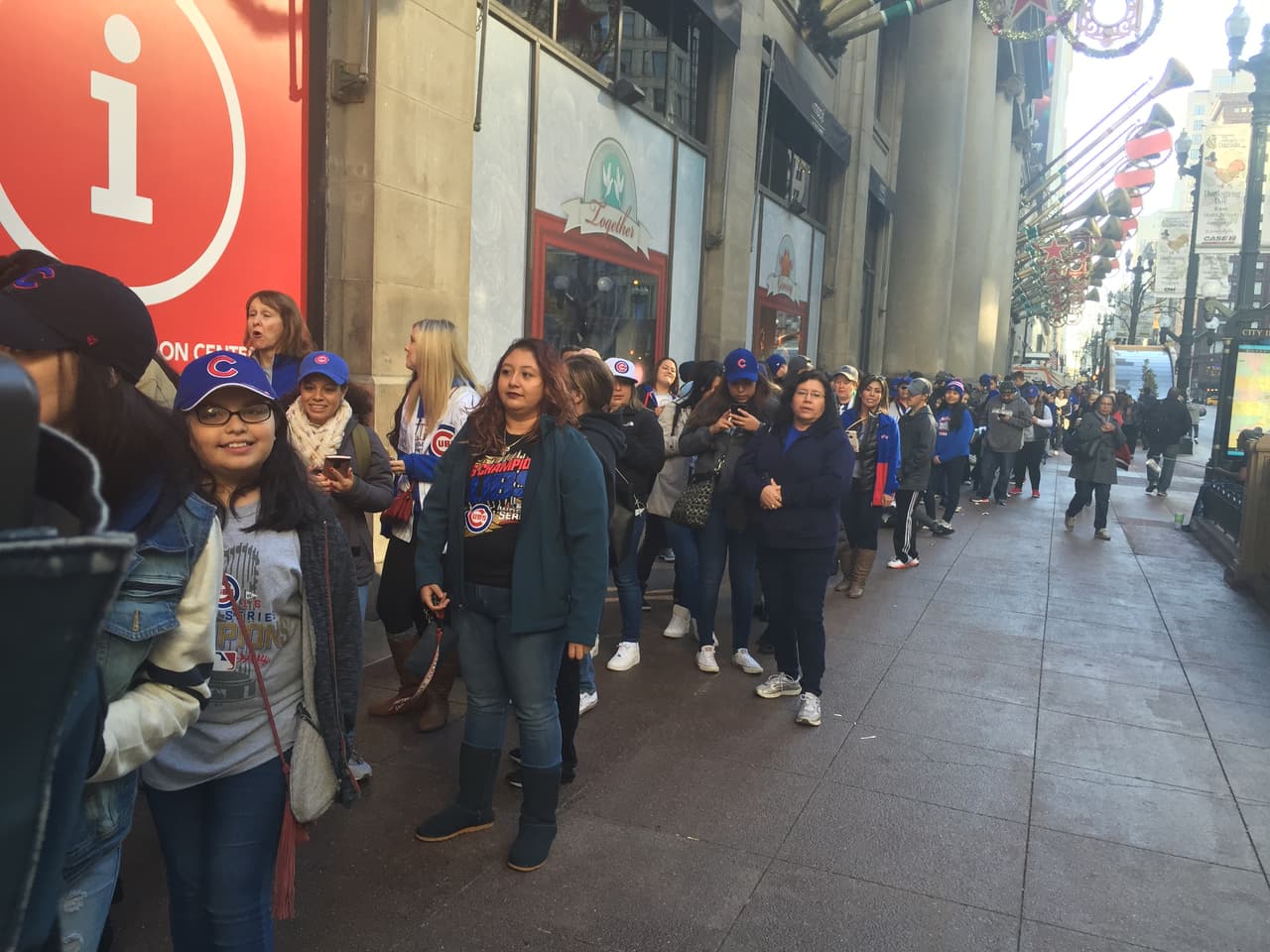 Pero para aquellos que no puedan verlo en la mañana, habrá otra oportunidad para verlo este lunes y será en el Dick Sporting Goods, en el 1100 South Canal, de 4 a 6 pm.