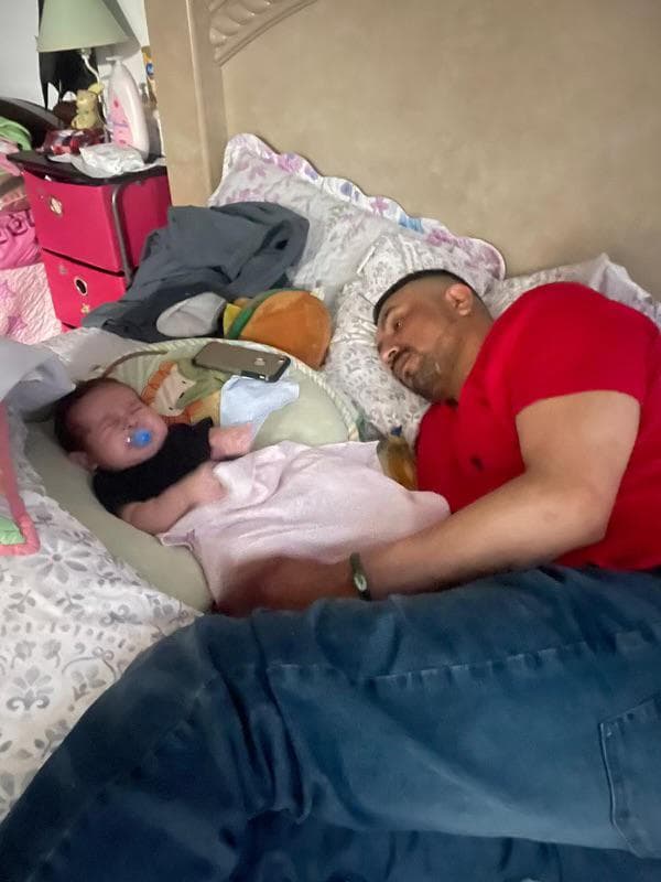 Noticias Univision 14 publicó 
<a href="https://www.univision.com/local/san-francisco-kdtv/yesenia-ramirez-francisco-marquez-bebe-brandon-cuellar" target="_blank">el testimonio de Francisco Márquez</a>, un hombre que aseguró haber tenido una relación extramarital con Yesenia Guadalupe Ramírez al momento del secuestro del bebé Brandon, y que incluso le hizo creer que el menor era el hijo que habían tenido juntos. En la imagen, Márquez aparece recostado con el menor en una de las ocasiones que Yesenia se lo llevó.