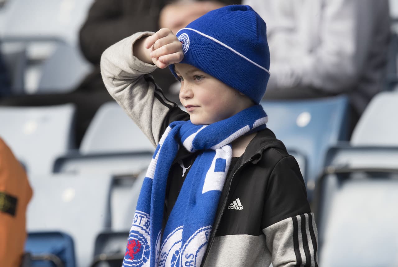 Un azul que apenas se recupera tras una crisis es Rangers de Escocia, que por bancarrota fue relegado a la cuarta división y tuvo que esperar hasta 2016 para volver a la máxima categoría.