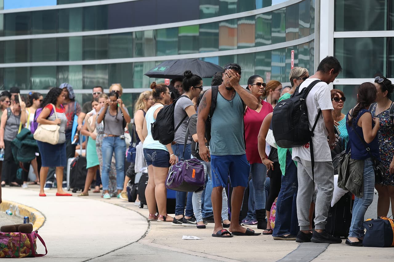 Pasajeros hacen fila en el Aeropuerto Luis Muñoz Marín de San Juan.
