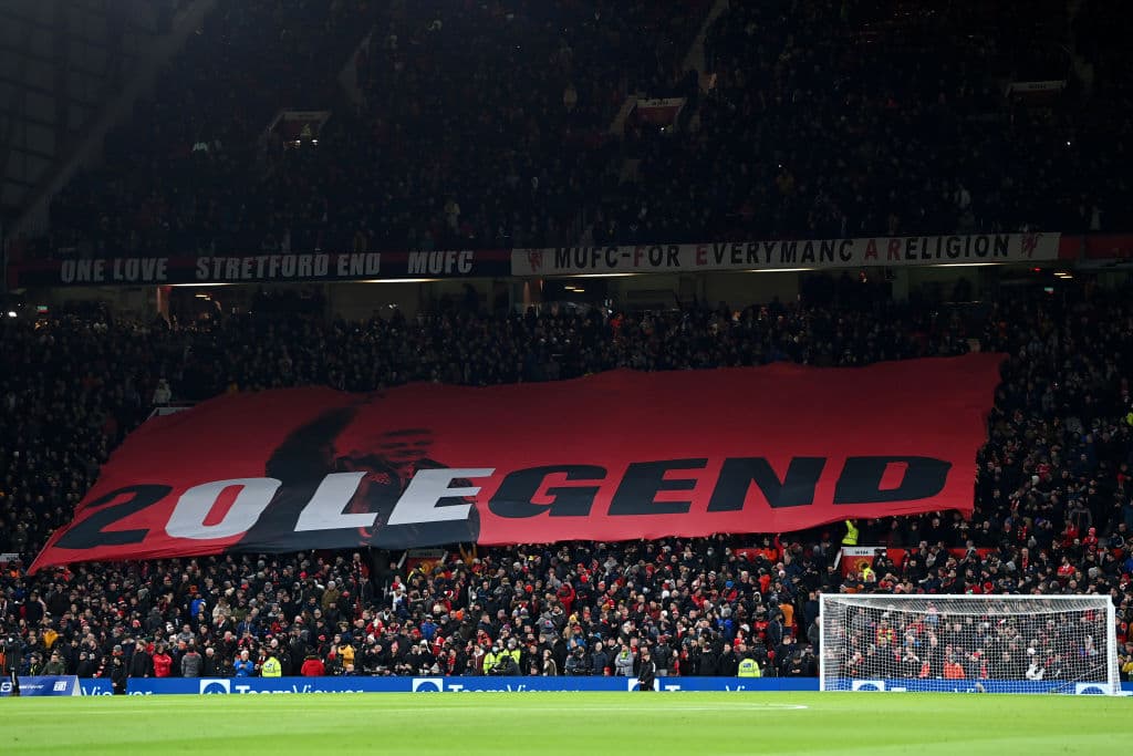 Manchester United se impone al Arsenal 3-2 en un partido emocionante para cerrar la J14 en la Premier League. Emile Smith Rowe, junto con Martin Odeegard anotaron para los Gunners, mientras que para los locales fueron Bruno Fernandes al 44' y Cristiano Ronaldo lució con dos goles, uno de ellos fue penal, para quedarse con la victoria.