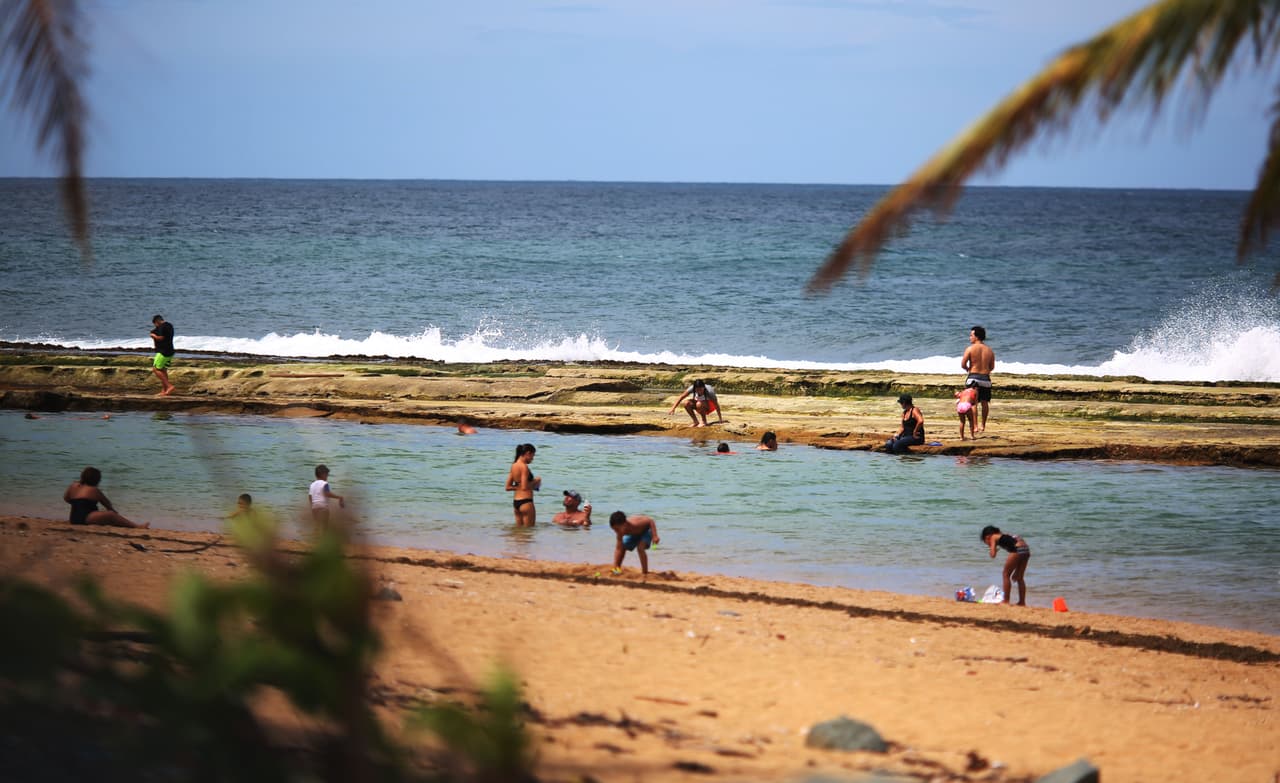Aunque algunos residentes de la zona disfrutan de un día de playa, Nancy Calderón dijo que "Necesitamos que
<a href="http://www.univision.com/temas/fema">FEMA</a> responda (...) que responda, porque estamos en necesidad".