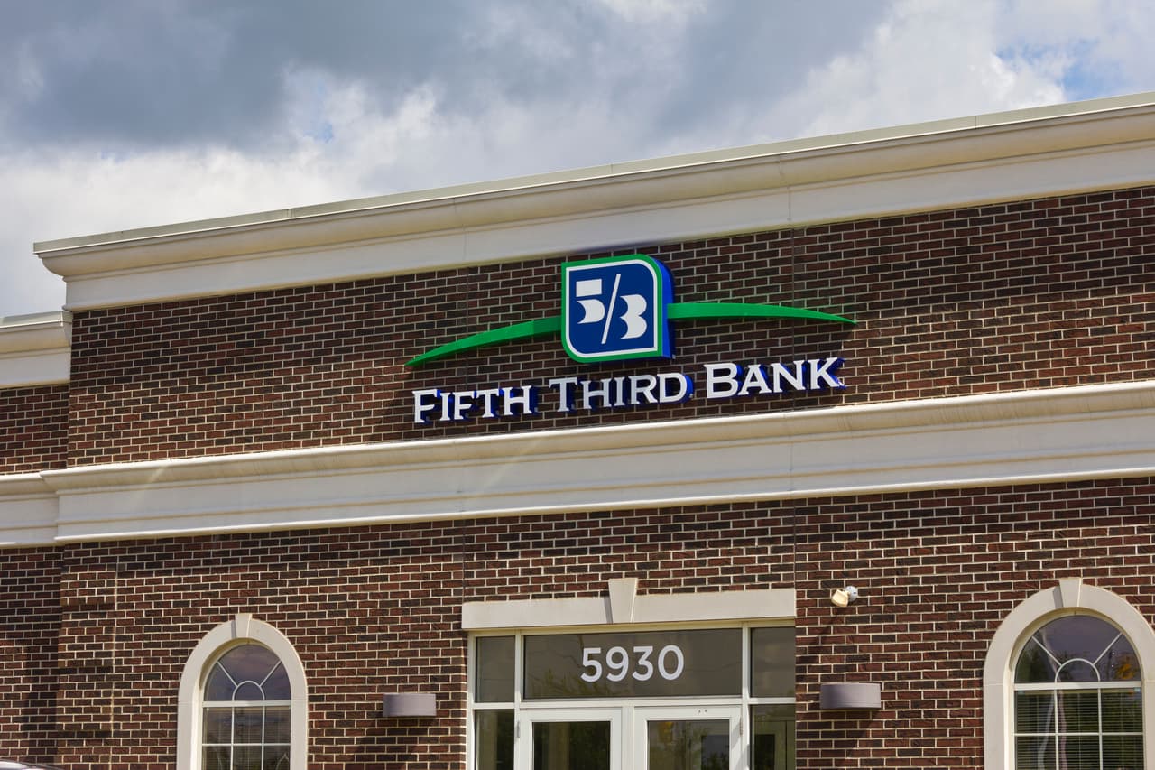 <b>Fifth Third Bank.</b>
<br>
<br>Esta empresa bancaria con locales en Ohio, Kentucky, Indiana, Michigan, Illinois, Florida, Tennessee, Virginia Occidental, Georgia y Carolina del Norte, aumentó su salario mínimo a 18 por hora en 2019.
<br>
<br>
<a href="https://www.univision.com/noticias/dinero/trabajos-extranos-inusuales-muy-bien-remunerados-fotos"><u>Vea aquí 15 trabajos extraños pero que pagan muy bien</u></a>
<br>