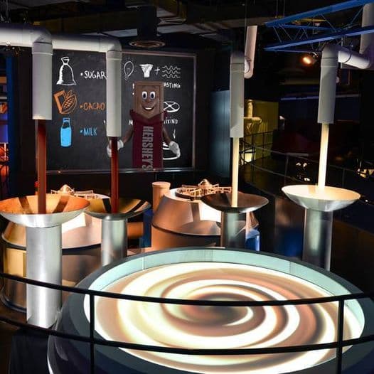 Al lado de Hersheypark se encuentra Hershey's Chocolate World, que te tomará varias horas recorrer mientras aprendes sobre la historia de los dulces de Hershey's con exhibiciones interactivas y atracciones. Aprovecha los tours gratuitos que finalizan con degustaciones de chocolate.