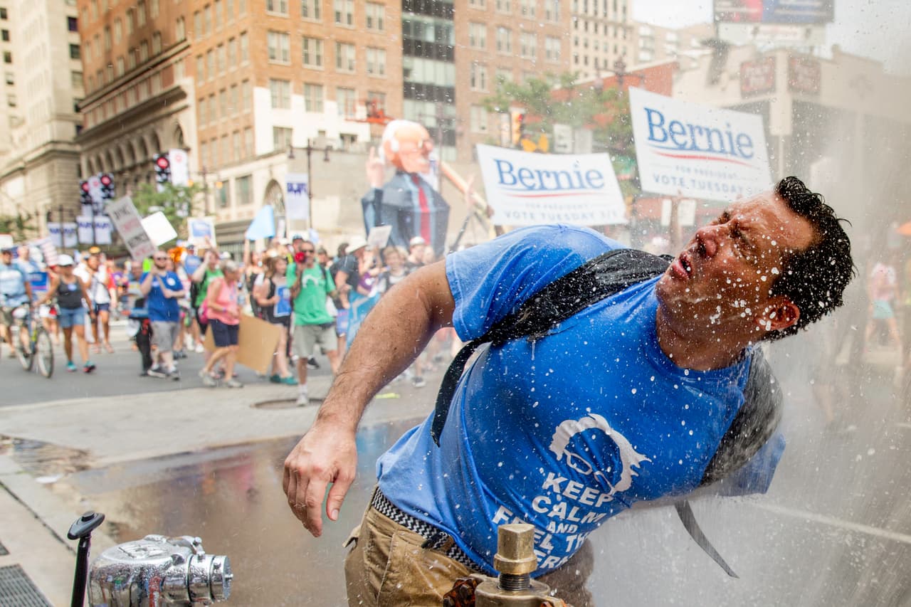 DOMINGO 24 DE JULIO. 3:38 PM. La larga marcha de los partidarios de Bernie ocupó varias cuadras del centro de Filadelfia. Comenzaron en el City Hall de la ciudad y llegaron al parque FDR Park, al frente del Wells Fargo Center, el lugar donde será la convención. El recorrido duro más de una hora.