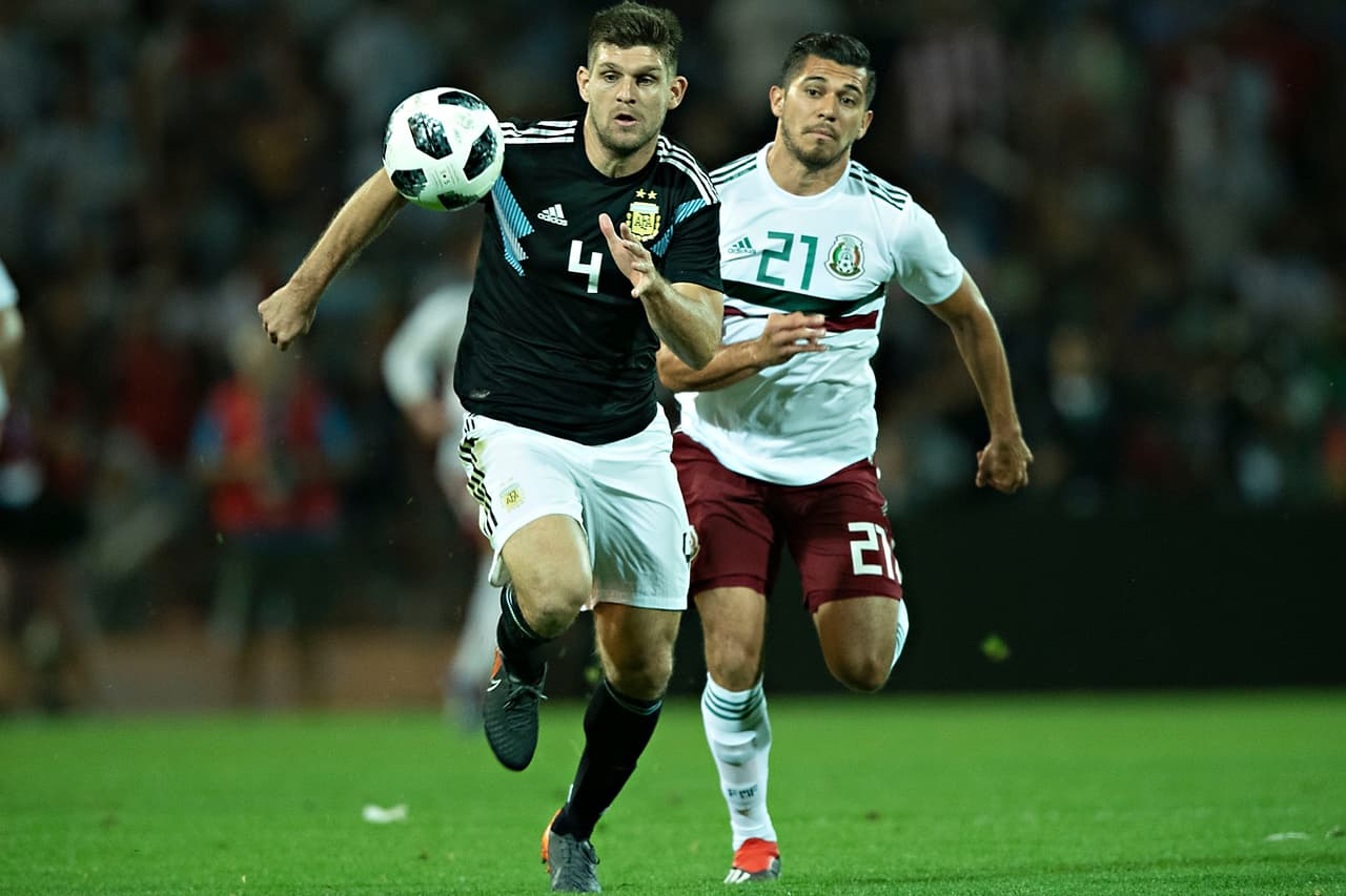 Una gran parte del partido Martín tuvo que hacer labor de sacrificio, aguantar el balón esperando el acompañamiento de sus compañeros. Un juego muy duro para él.