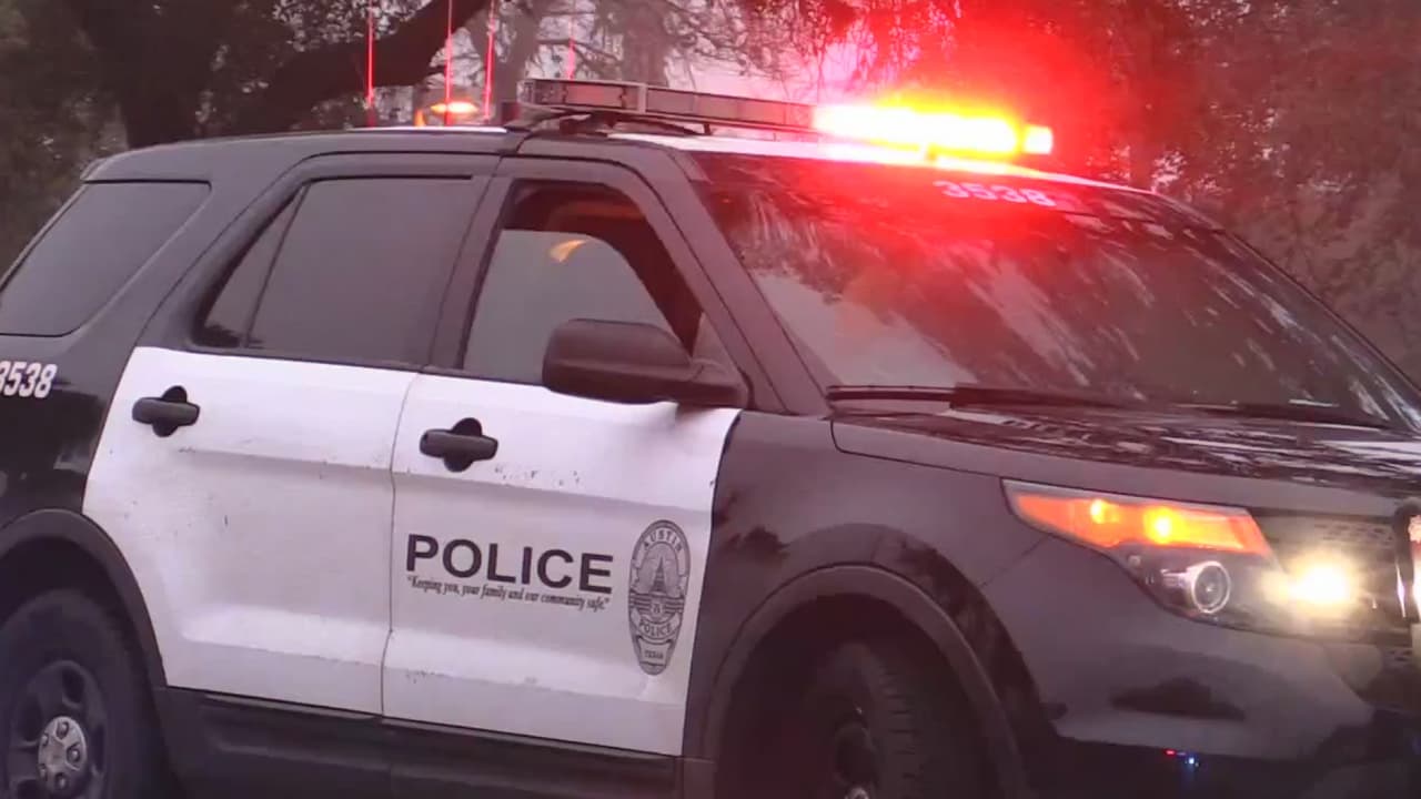 Investigan foto en la que aparecen policías de Austin con manifestantes que usan gestos de "poder blanco"