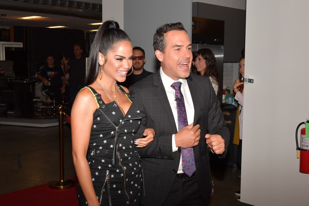 Muy sonriente, caminó del brazo de Carlos Calderón lista para dar la noticia que cambiará la vida de algunas mujeres con las que comparte la pasión por la música. Ella será jueza de La reina de la canción de Univision, una competencia en la que se brillará una nueva estrella en el mundo del espectáculo.
<br>